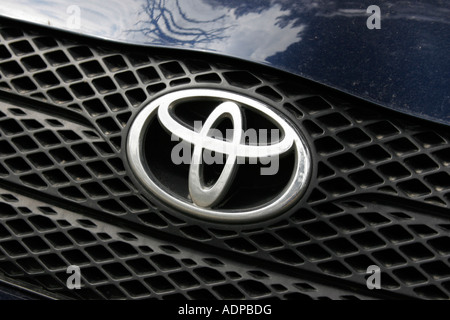 Badge de Toyota à l'avant d'une voiture Banque D'Images