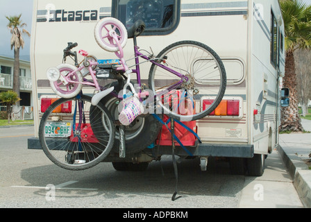 Des vélos sur porte-vélo d'arrière de la remorque Banque D'Images