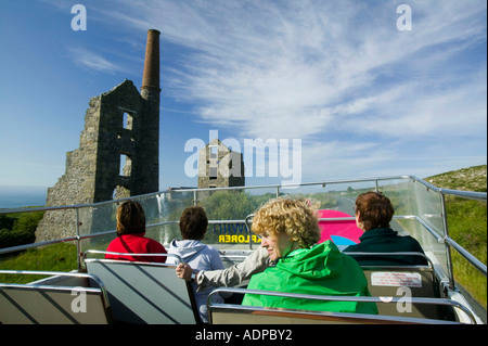 Les touristes sur un bus panoramique qui voyagent à travers la campagne des Cornouailles, passé une ancienne mine d'étain, Cornwall, UK Banque D'Images