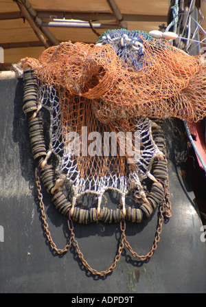 Les filets de pêche au large de séchage dans le chaud soleil d'été, Folkestone, Kent Banque D'Images