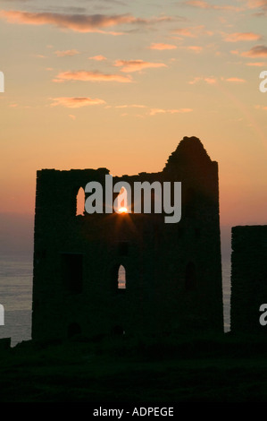 Papule Coates tin mine au crépuscule sur la côte Cornsih à St Agnes, UK Banque D'Images