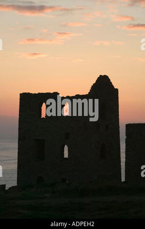 Papule Coates tin mine au crépuscule sur la côte Cornsih à St Agnes, UK Banque D'Images