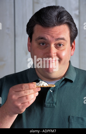 Portrait d'un homme sur un régime alimentaire sain avec des aliments sans goût Banque D'Images