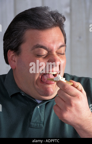 Portrait d'un homme sur un régime alimentaire sain avec des aliments sans goût Banque D'Images