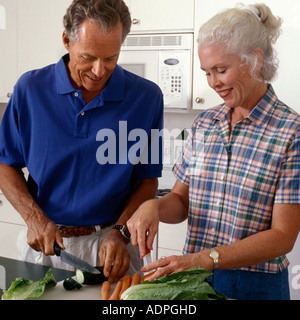 Young couple preparing meal in accueil cuisine Banque D'Images