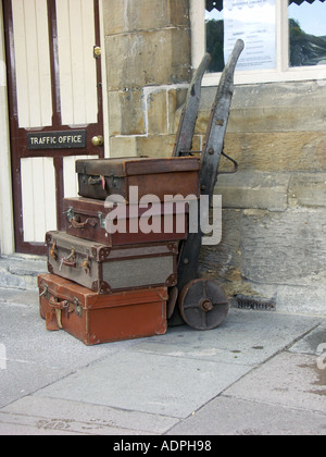 Valises sur la plate-forme de la gare de galles Llangollen Banque D'Images