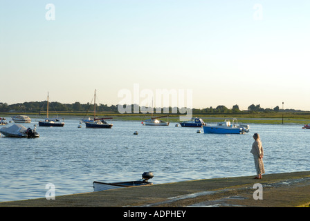 Femme qui donne sur le port de Bosham, West Sussex Banque D'Images