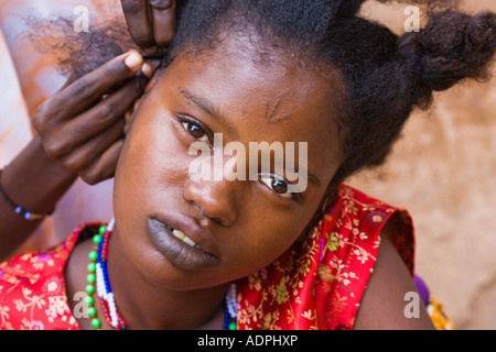 Tresses' - 'fille Peul à Ouagadougou, Burkina Faso, obtenir ses cheveux tressé. Banque D'Images