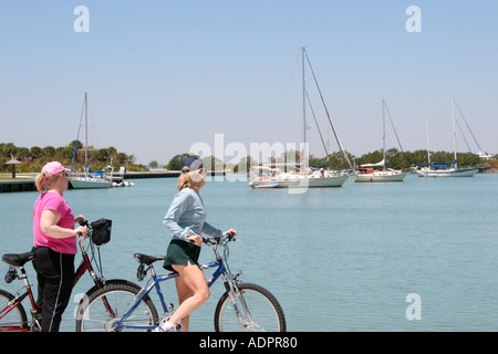 Miami Florida,Key Biscayne,Bill Baggs Cape Florida State Park,femmes,vélo,vélo,équitation,vélo,rider,vélos,yachts,bateaux,les visiteurs Voyage travi Banque D'Images