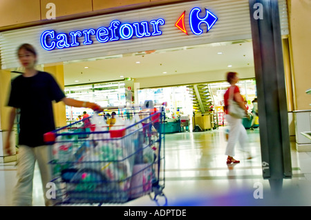 Garçon Teen avec panier, Paris France, Shopping 'Bercy 2 Centre commercial' supermarché Carrefour, entrée ouverte, magasin d'alimentation, tramway Banque D'Images