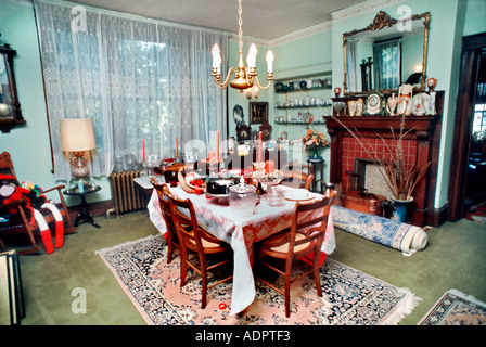 Pittsburgh, PA, États-Unis, design d'intérieur des années 50 Home Antiquités salle à manger, Single Family House, plein de Knick Knacks, décorations de Noël, tapis vintage Banque D'Images