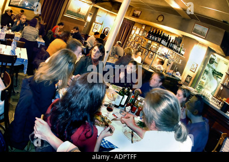 PARIS France, foule, repas entre amis adultes « partage de repas » au « French Bistro Restaurant » « le rendez vous de la Marine », repas pour femmes, lumières Banque D'Images