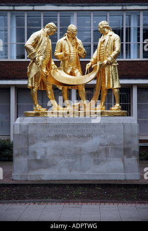 Statue de trois hommes célèbres dans le centre de Birmingham en Angleterre, Matthew Bolton, James Watt et William Murdoch Banque D'Images