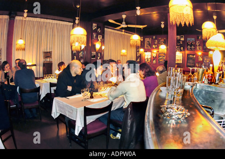 PARIS France, repas pour adultes, boissons à la table dans un restaurant bistro français typique, intérieur chez Arthur, repas pour femmes, lumières Banque D'Images