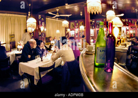 PARIS France, Groupe adultes partageant les repas à table dans le Bistro Restaurant français 'chez Arthur' cuisine traditionnelle, conversation, lumières bistrot tendance Banque D'Images