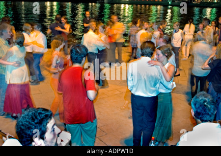 Paris France, foule nombreuse, couples romantiques dansant au clair de lune sur la Seine Slow Travel Happy Fun Moving Night Banque D'Images