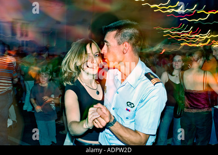 Paris France, couples français dansant au festival 'Fête des pompiers' '14 juillet' célébrations du Bastille Day, bal france Banque D'Images