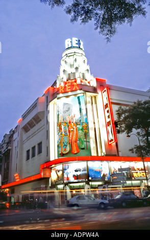 Paris France, « Rex Movie Theatre » Art déco architecture Marquee devant la nuit Art Cinema des années 1930 de paris, cinéma vintage architecture Street Banque D'Images