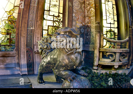 PARIS, France, Cinéma Theater dans les cinémas traditionnels japonais vintage, Temple architecture 'la Pagode', détail Dragon, art nouveau Banque D'Images