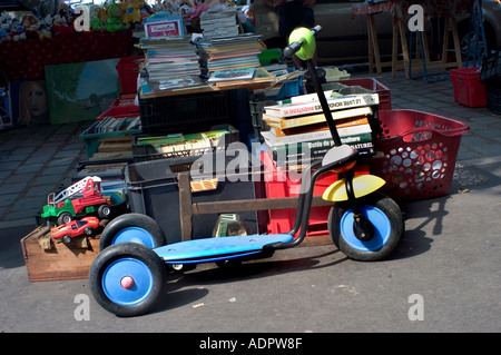 Paris France Shopping 1980s Toys Scooter Flea Market, Children's Painted Toys, Old Used Collection Banque D'Images