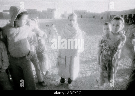 Scène onirique infra rouge dans une oasis du désert du Sahara au Maroc au Maghreb en Afrique du Nord Sahara. Paysage de rêve les gens voyagent Banque D'Images