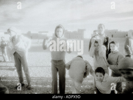 Scène onirique infra rouge dans une oasis du désert du Sahara au Maroc au Maghreb en Afrique du Nord Sahara. Paysage de rêve les gens voyagent Banque D'Images