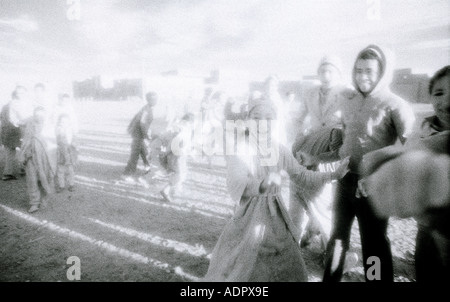 Scène onirique infra rouge dans une oasis du désert du Sahara au Maroc au Maghreb en Afrique du Nord Sahara. Paysage de rêve les gens voyagent Banque D'Images