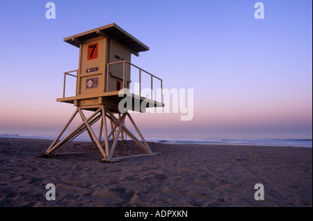 Lifeguard tower au lever du soleil à l'état de Huntington Beach, Californie, USA Banque D'Images