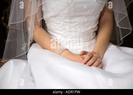 Détail tourné d'une main de la mariée vêtements traditionnels Banque D'Images