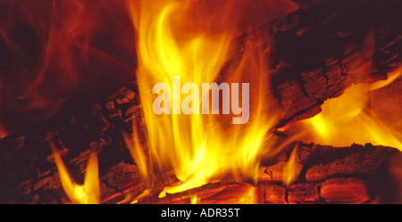 Une vue rapprochée d'un chaud et bon feu de l'intérieur d'un poêle à bois. Banque D'Images