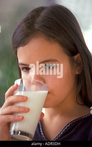 Fille, c'est boire un verre de lait Banque D'Images