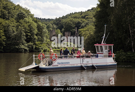 Le traversier Hardenstein à la vallée de la Ruhr à vélo route en face de la ruine du château Hardenstein, Allemagne, Rhénanie du Nord-Westphalie, Banque D'Images