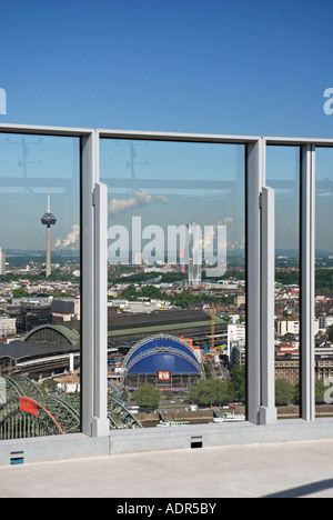 Vue à partir de la LVR-tour sur le Rhin, le pont Hohenzollern et de la gare centrale, l'Allemagne, en Rhénanie du Nord-Westphalie, K Banque D'Images