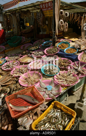 Le poisson séché en vente au marché de fruits de mer près de la jetée de Yeongjongdo Gyeonggi Do Corée du Sud Incheon Banque D'Images