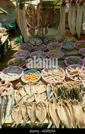 Le poisson séché et des raies à vendre à un marché de fruits de mer près de la jetée de Yeongjongdo Gyeonggi Do Corée du Sud Incheon Banque D'Images