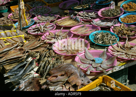 Le poisson séché et des raies à vendre à un marché de fruits de mer près de la jetée de Yeongjongdo Gyeonggi Do Corée du Sud Incheon Banque D'Images