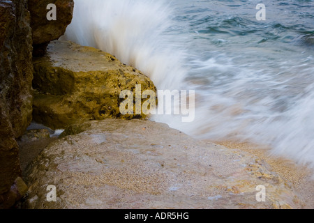 Stock photo de vagues se brisant sur les roches Shot Avril 2007 à la plage de Bat Galim Haïfa Israël Banque D'Images