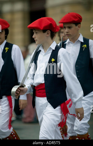 Les garçons portant béret basque le txapela et tenant des épées au cours de danse folklorique Basque Plaza Espagne Pays Basque Bilbao Arriaga Banque D'Images