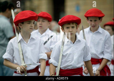 Les garçons portant béret basque le txapela et tenant des épées au cours de danse folklorique Basque Bilbao Plaza Arriaga Banque D'Images