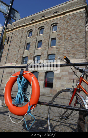 Bristol Angleterre l'Arnolfini gallery art center est situé le long des quais du port de Bristol Banque D'Images