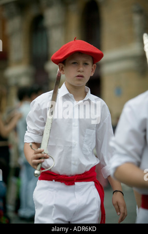 Garçon portant béret basque le txapela et tenant un sabre au cours de danse folklorique Basque Plaza Arriaga Bilbao Pays Basque Espagne Banque D'Images