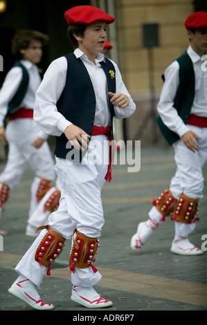 Les jeunes garçons portant le béret basque rouge le txapela effectuer des danses BASQUES Bilbao Plaza Arriaga Banque D'Images