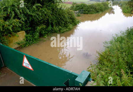 La porte d'inondation à Deerhurst Gloucestershire Angleterre Royaume-uni empêche la montée des eaux du fleuve Severn après les pluies prolongées Banque D'Images