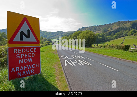 Panneau routier bilingue Welsh, (réduire la vitesse maintenant) au Pays de Galles, Royaume-Uni Banque D'Images