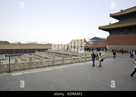 Chine Pékin les touristes se promener dans les cours de la Cité Interdite à Beijing Banque D'Images