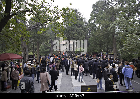 Chine Pékin des foules de touristes dans les jardins de la Cité Interdite Banque D'Images