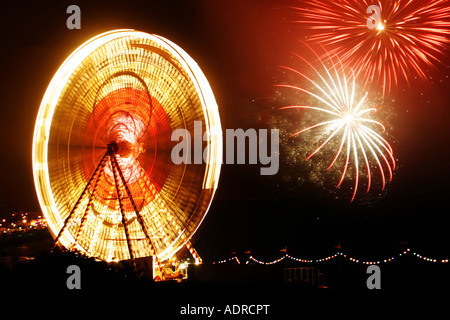 La grande roue de nuit le soir de l'Halloween la nuit de Guy Fawkes Banque D'Images