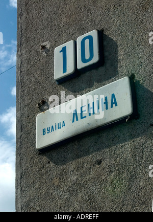 Numéro 10 le signe et le nom de la rue signe sur mur gris foncé texturé dans le centre-ville de Minsk Belarus Banque D'Images