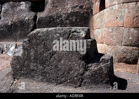 Ruines de Pisac Chakana, ou [Inca] croix en pierre sculptée symbole de la mythologie inca, [Vallée Sacrée], le Pérou, les Andes, l'Amérique du Sud' Banque D'Images