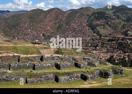 Les ruines inca de Sacsayhuaman, ancienne forteresse et terrasse en pierre, les murs de la ville en arrière-plan, le Pérou, les Andes, l'Amérique du Sud' Banque D'Images